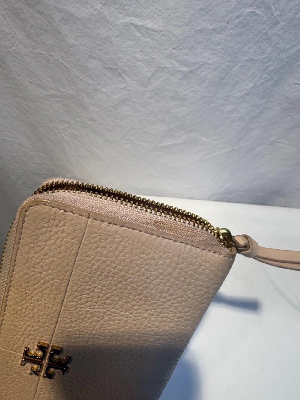 Tory Burch Taupe Pebbled Leather Zip Wallet with Logo - Picture 10 of 12